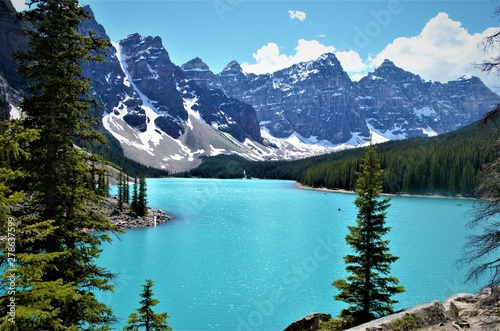 Fototapeta Naklejka Na Ścianę i Meble -  The majestic mountains, beautiful lakes and trails of the Canadian Rockies in Banff National Parks attracts outdoor adventure lovers from around the world.s