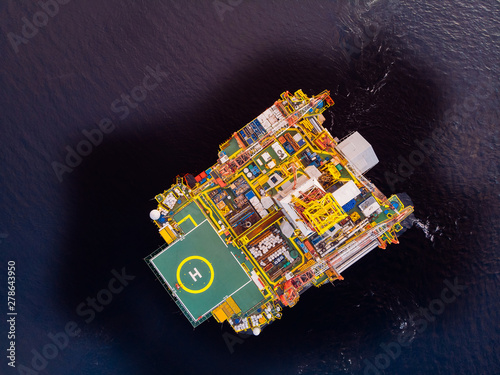 Fotografia, Obraz Oil rig accident spill into sea, aerial top view