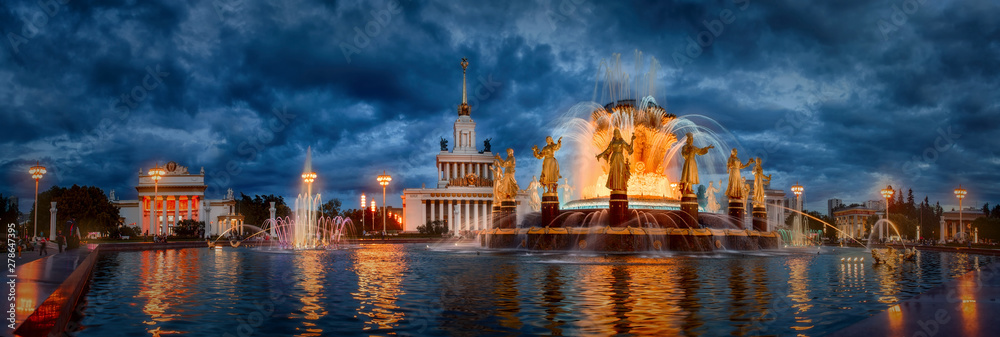 Famous Moscow Fountain Friendship of Nations  at late evening - obrazy, fototapety, plakaty 