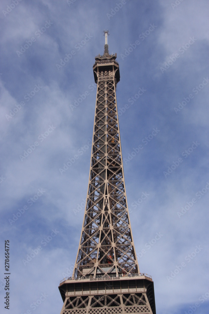 le haut de la tour Eiffel le haut de la tour Eiffel