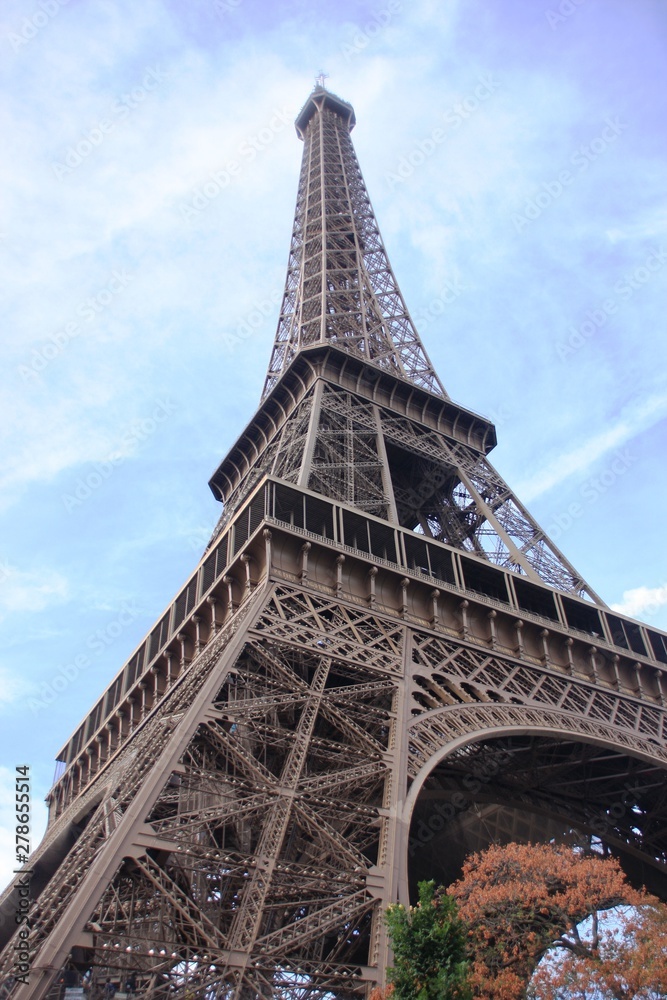 en bas de la Tour Eiffel