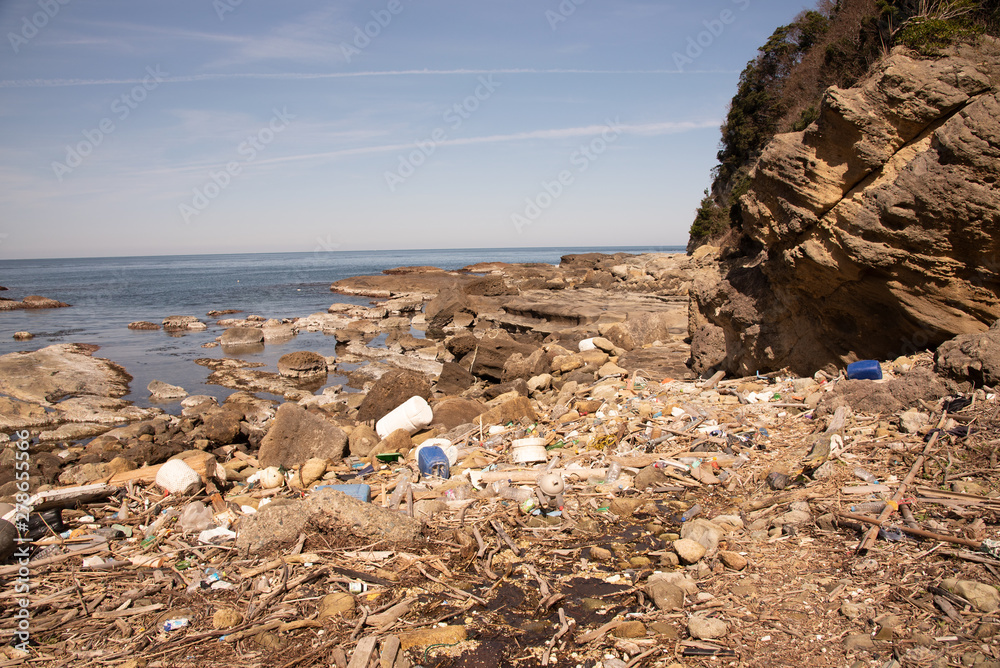 日本海・景観地に堆積するプラスチックゴミ漂流物