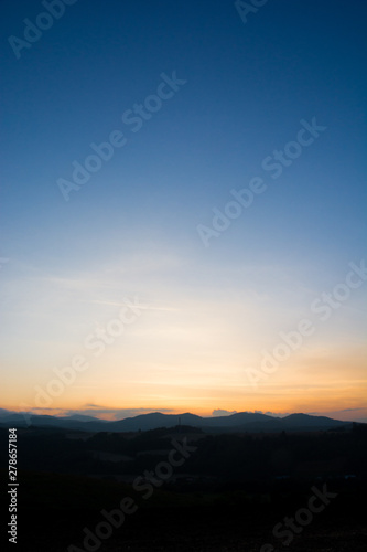 夕暮の山並みと夕焼け空