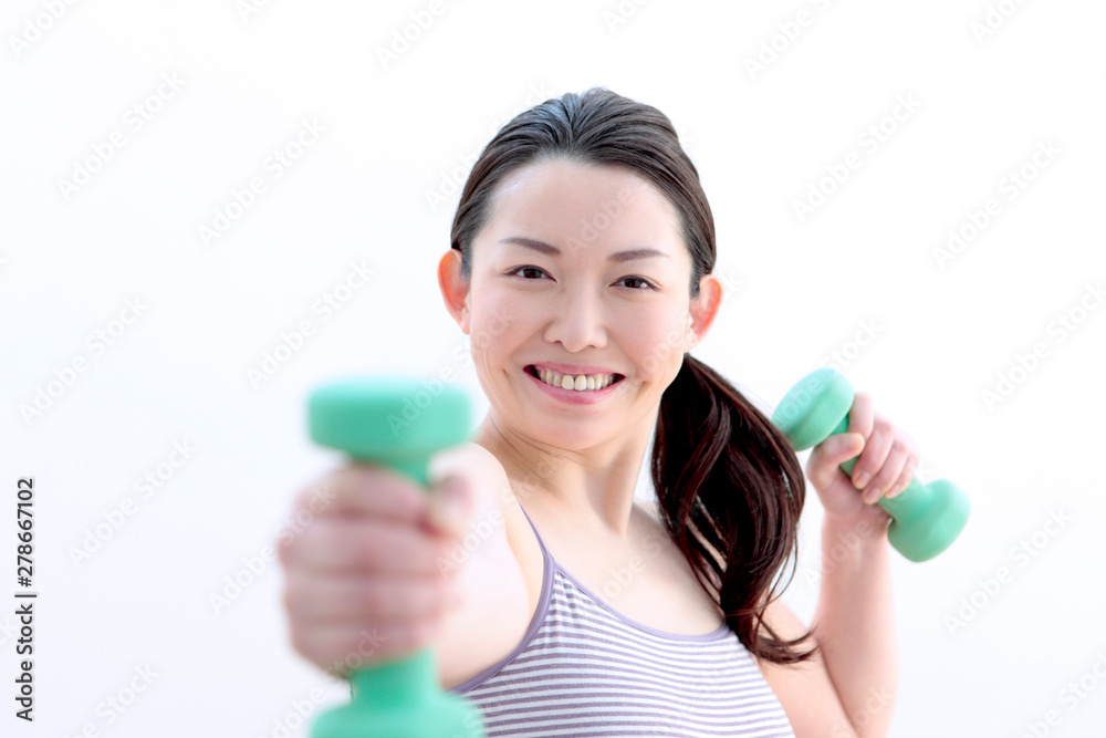 ダンベルを持つ女性 ダンベルを持つ女性