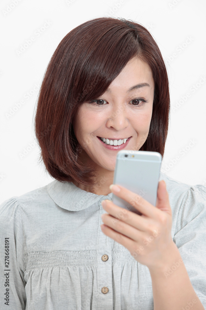 スマートフォンを持つ中年女性