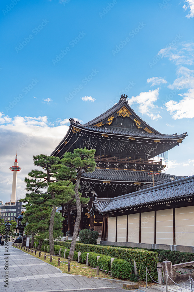 東本願寺御影堂門と京都タワー
