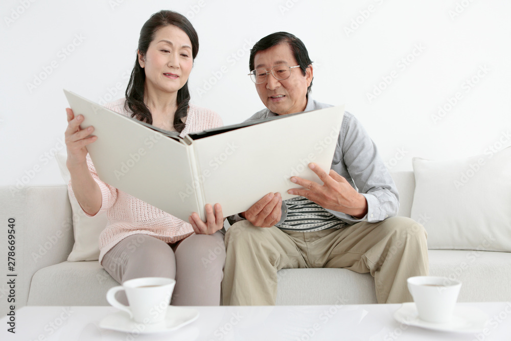 アルバムを見ているシニア夫婦 アルバムを見ているシニア夫婦