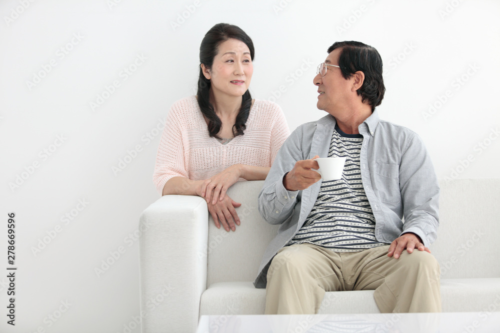 話をしているシニア夫婦 話をしているシニア夫婦