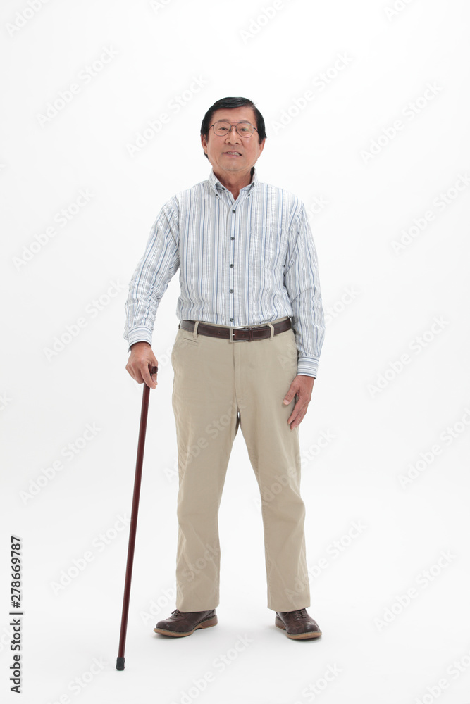 杖を持つシニア男性 杖を持つシニア男性