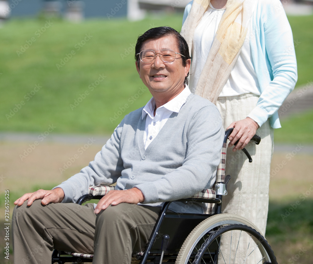 車いすで散歩するシニア男性 車いすで散歩するシニア男性