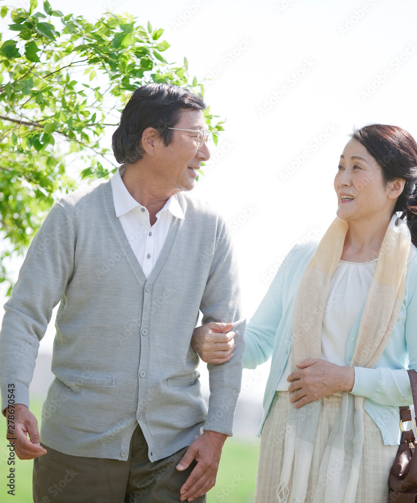 話をしているシニア夫婦