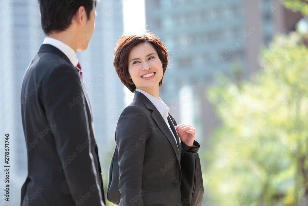 見つめ合うビジネスマンとビジネスウーマン