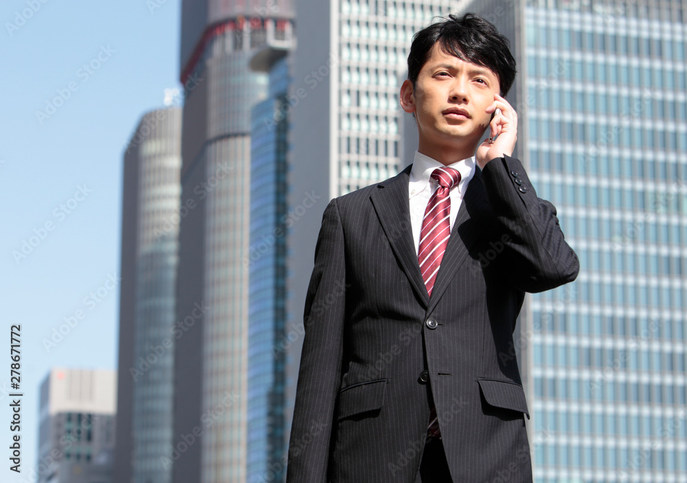 スマートフォンで通話するビジネスマン