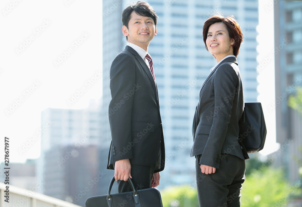 見上げるビジネスマンとビジネスウーマン