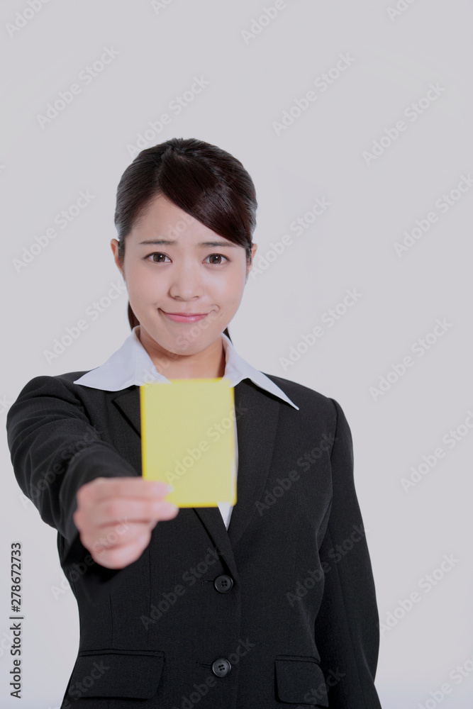 イエローカードを出すビジネスウーマン
