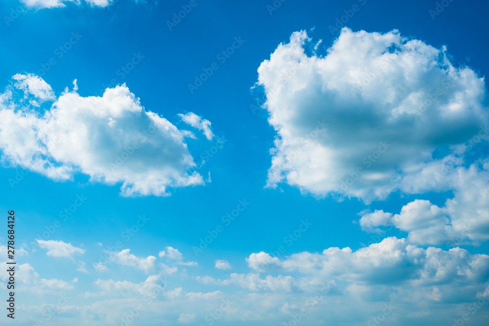 写真素材 青空 空 雲 夏の空 背景 背景素材 7月 コピースペース Foto De Stock Adobe Stock