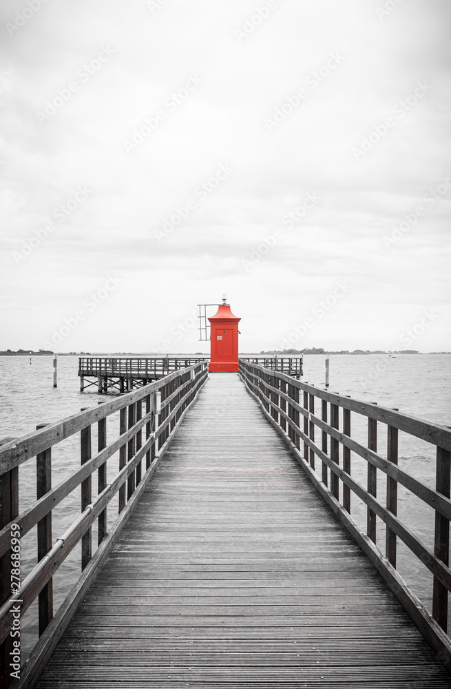 Roter Leuchtturm mit Holzsteg