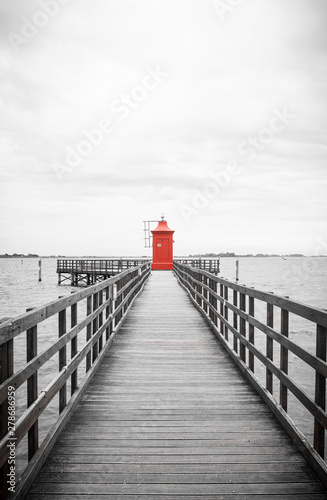 Obraz na płótnie Roter Leuchtturm mit Holzsteg w salonie