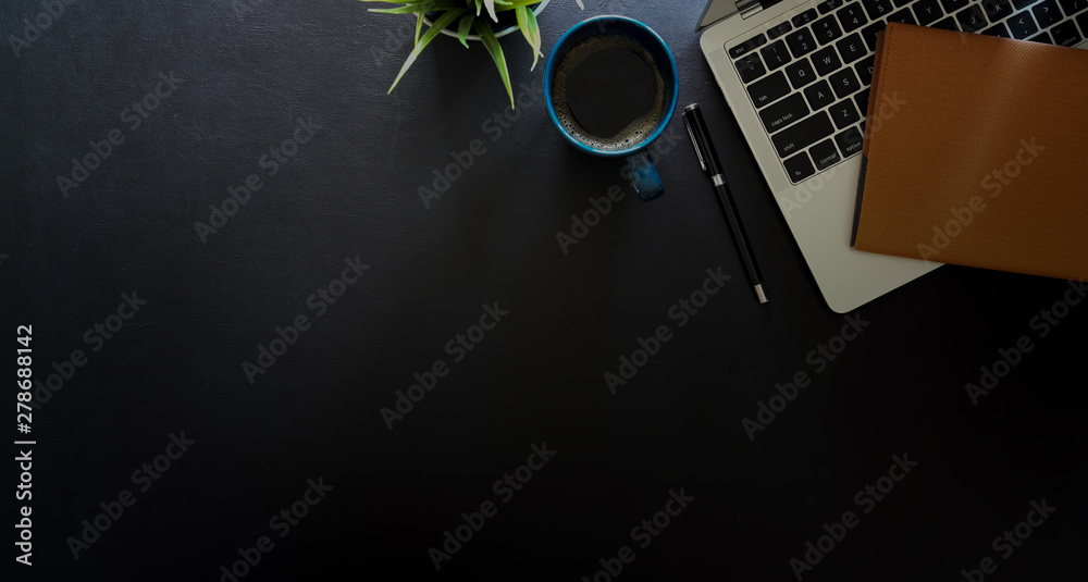 Fototapeta Biurowy skórzany stół biurowy z laptopem, akcesoriami biurowymi i miejscem do kopiowania