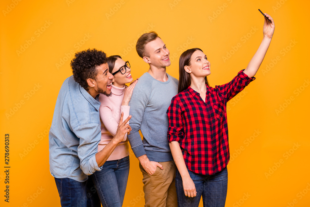 Obraz premium Portrait of nice-looking attractive lovely charming funky cheerful cheery company buddy fellow chatting using device gadget taking making selfie isolated over bright vivid shine yellow background