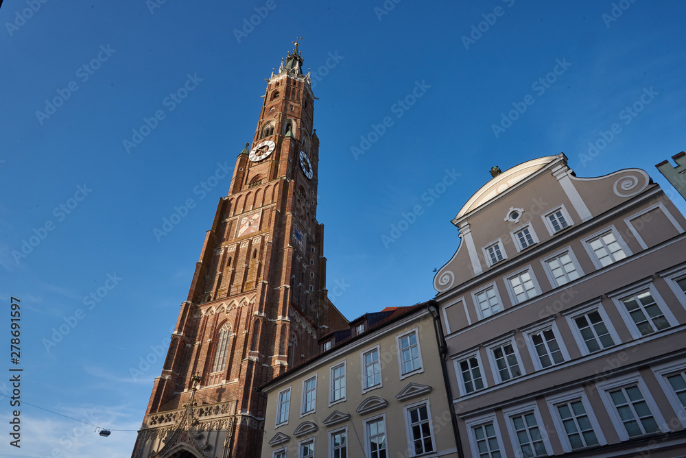 Martinskirche Landshut Westseite mit Häuser