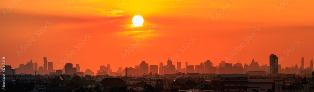 Obraz premium Panorama, Orange sky and sun, At city scenery of Bangkok with Modern building silhouette (Thailand)