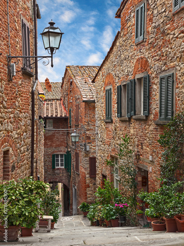 Fototapeta Naklejka Na Ścianę i Meble -  Lucignano, Arezzo, Tuscany, Italy: alley in the ancient Tuscan town