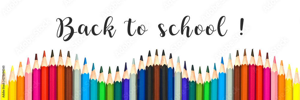 Panorama kolorowych ołówków na białym tle z tekstem „powrót do szkoły” <span>plik: #278694560 | autor: Delphotostock</span>
