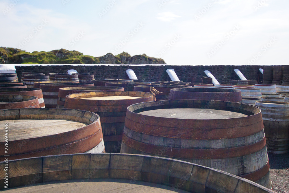 Alte Whiskyfässer in einer Brennerei in denen die Spirituose lagert und reift
