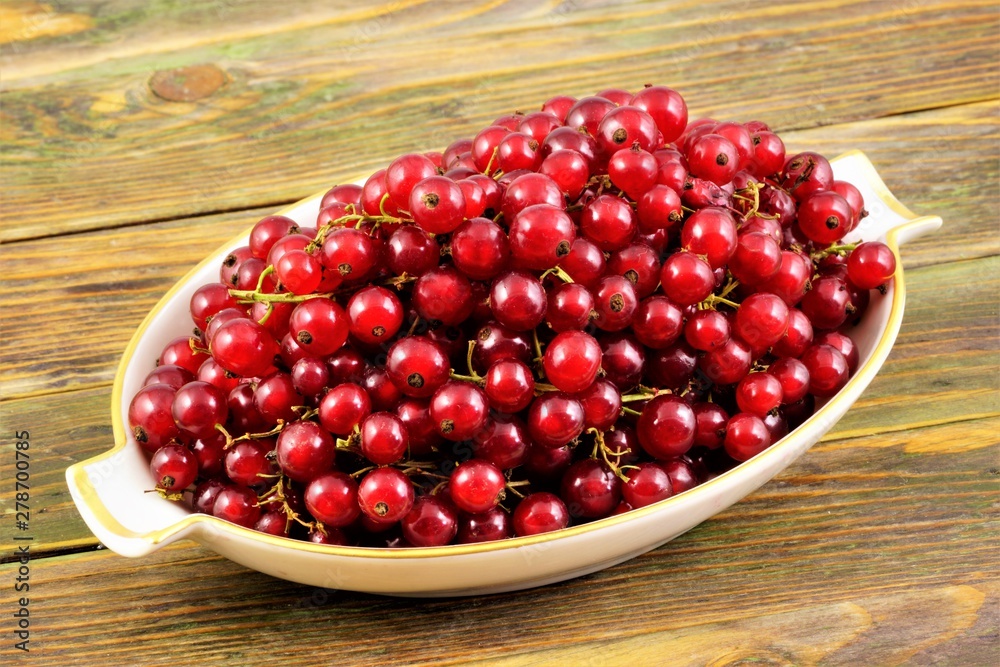Red currants, or common Currants, or garden Currants - in cooking juices, fruit drinks, jams, puddings, jam. Distributed in the forest area throughout Eurasia, prefers river banks forms thickets. Red currants, or common Currants, or garden Currants - in cooking juices, fruit drinks, jams, puddings, jam. Distributed in the forest area throughout Eurasia, prefers river banks forms thickets.