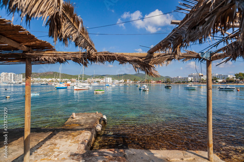 Foto Old stone pier and fisherman house in bay and beach of Sant Antoni de Portmany, Ibiza Island, Balearic islands
