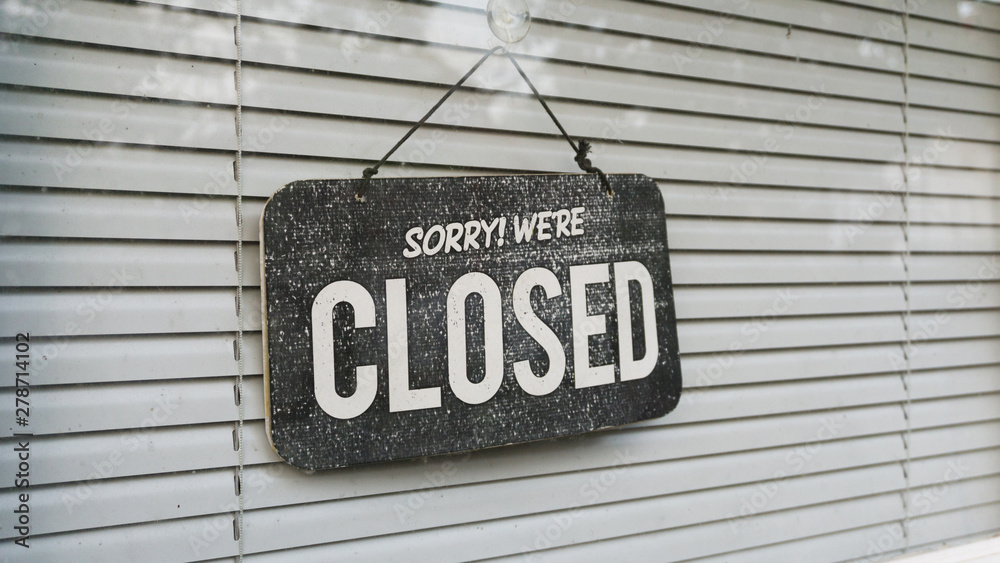open and closed sign in the window with blind shade background Stock 写真