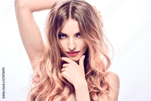 Beautiful fashion woman with perfect healthy skin, trendy wavy hairstyle, fashionable makeup. Glamor sexy blonde girl with styling hair. Beauty portrait. Skincare facial treatment make up concept