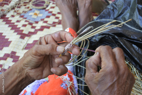 Fotografie Australian Aboriginal woman basket weaving Northern Territory Australia