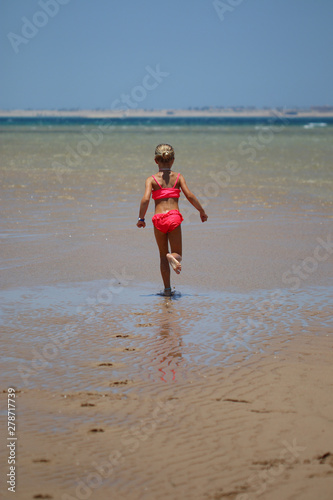 junges Mädchen genießt die Ferien am Strand