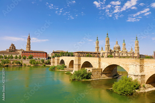 Zaragoza cityscape panorama with the bridge Puente de Piedra and Cathedral Basilica del Pilar © zigres