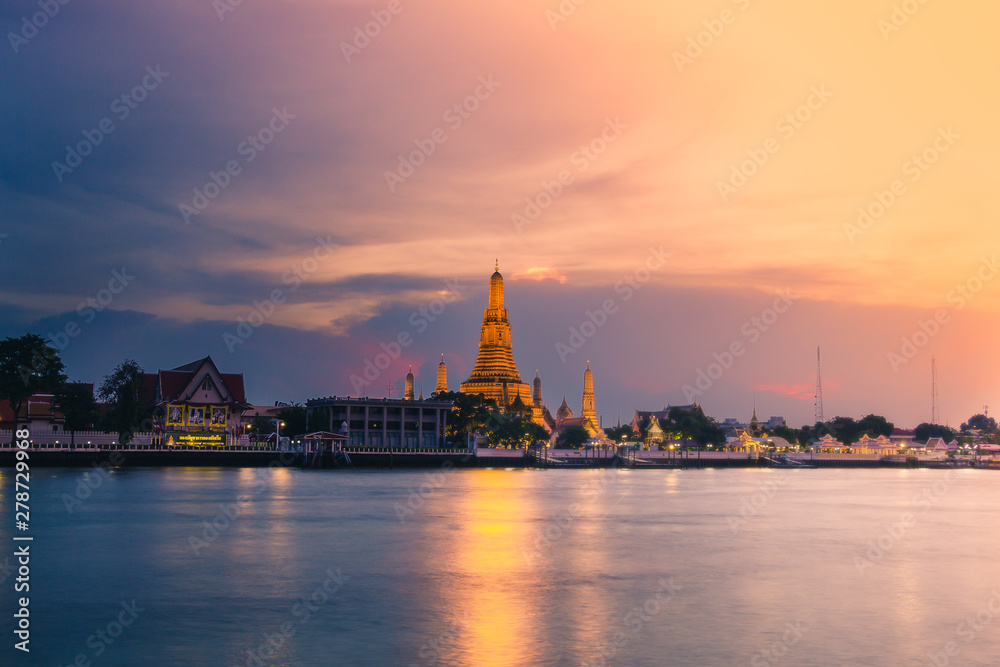 Fototapeta premium Wat Arun Temple at sunset in bangkok Thailand. Wat Arun is a Buddhist temple
