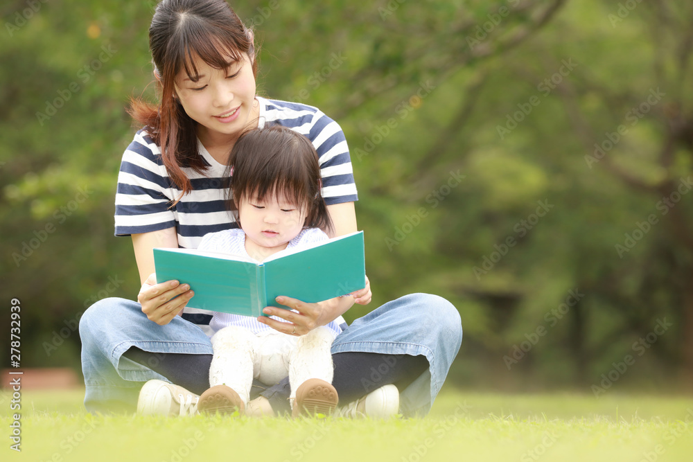 本を読む親子 本を読む親子