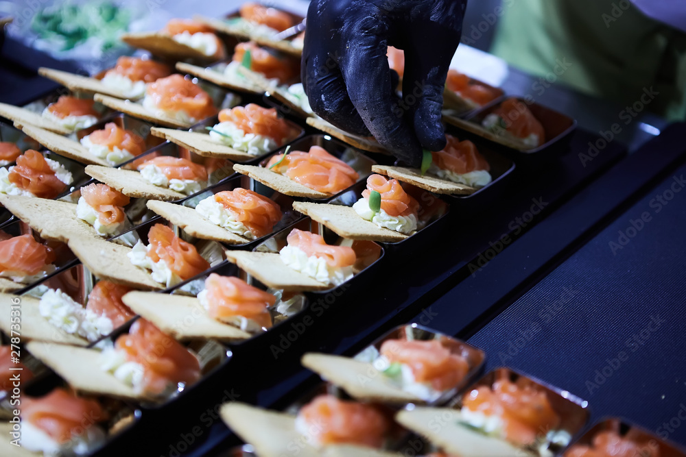Chef making Norwegian Smoked Salmon Canapes with Cream Cheese. 素材庫相片 ... Chef making Norwegian Smoked Salmon Canapes with Cream Cheese. 素材庫相片 ...