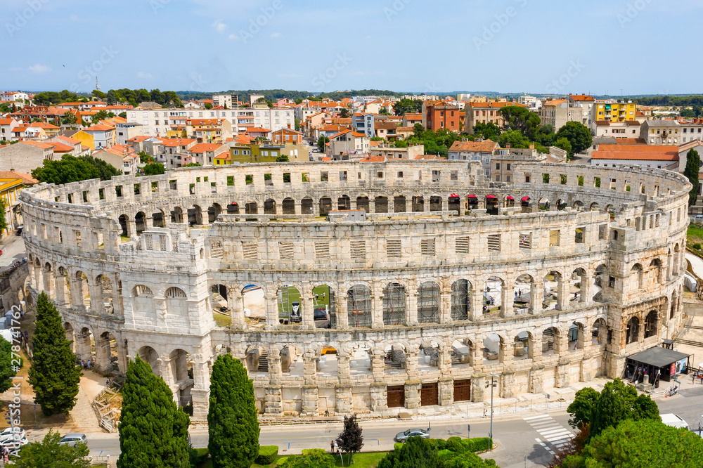 Obraz premium Aerial view of old town and ancient architecture building