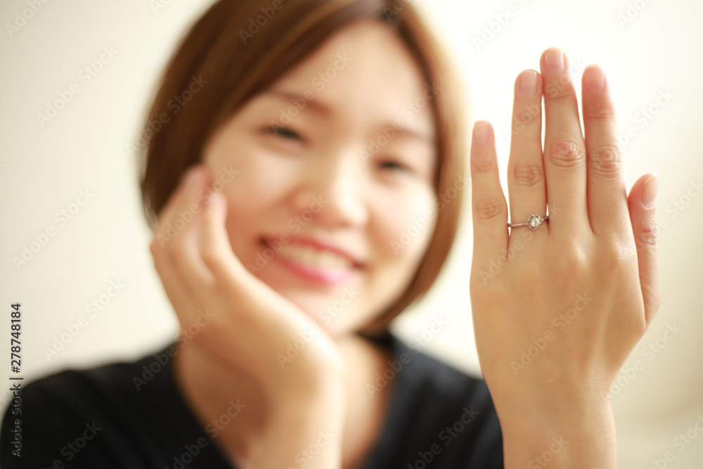 指輪を見せる女性 指輪を見せる女性