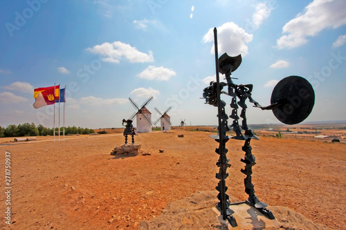 Φωτογραφία Don Quijote and Sancho Panza Statues in Mota Del Cuervo, Spain