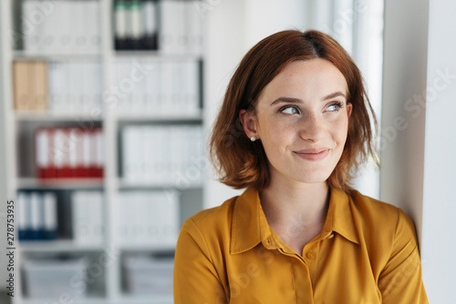 фотографія Young woman with a gleeful look of anticipation
