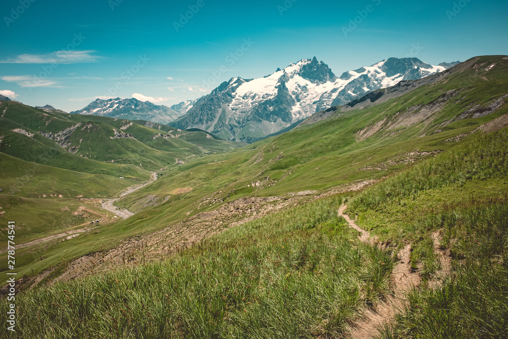 Naklejka premium Alpine view with path and mountain