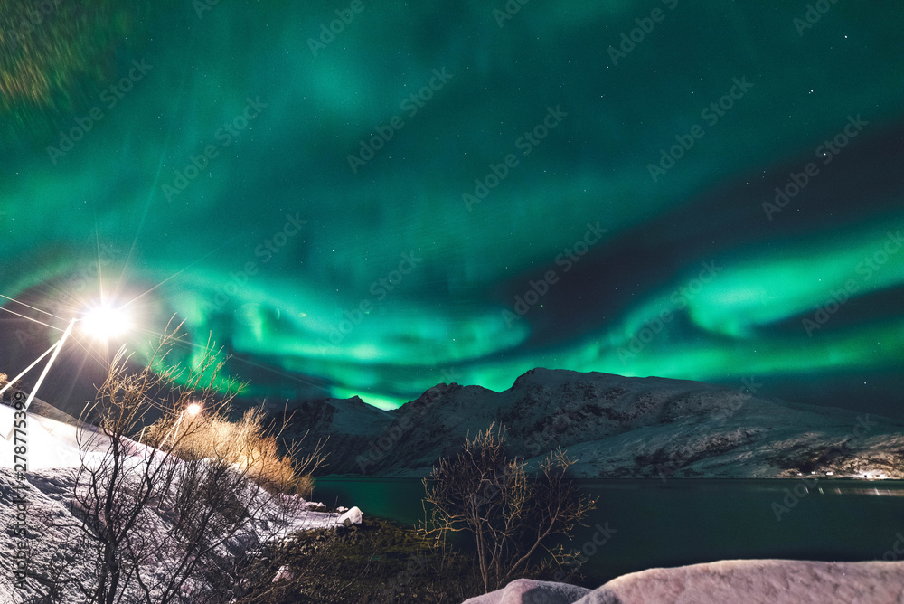 Nothern lights in front of a ice lake