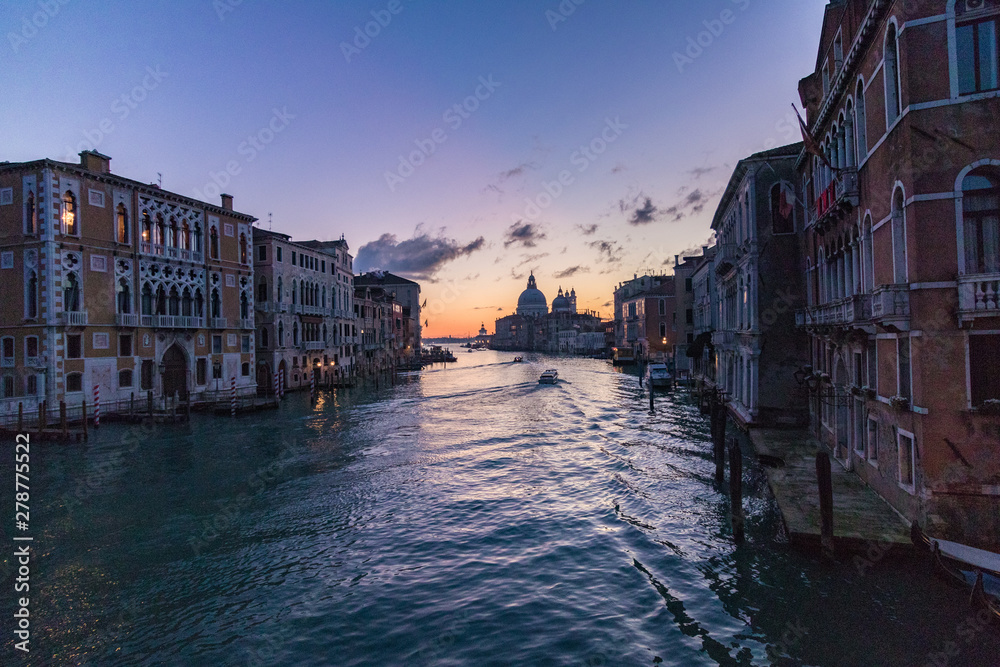 Großer Kanal in Venedig bei Sonnenaufgang mit Basilika Santa Maria della Salute im Hintergrund