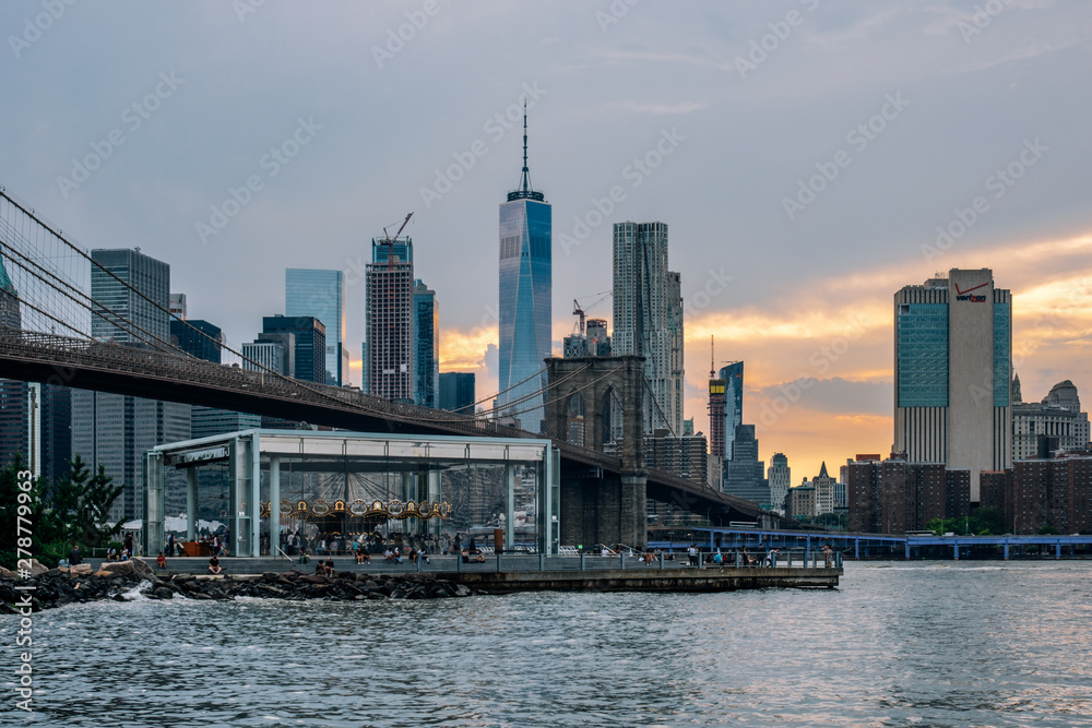 Obraz premium Lower Manhattan skyline and Brooklyn bridge at sunset