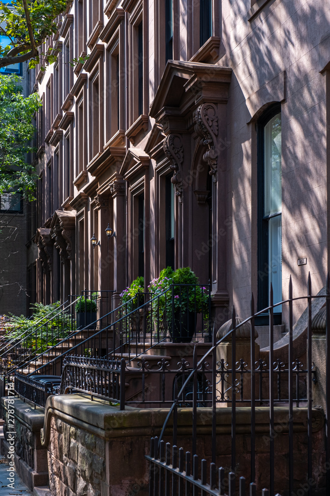 Φωτογραφία Street scene and apartment buildings of Brooklyn Heights in summer sunny dayligh