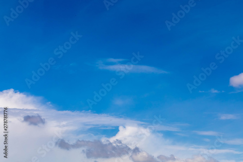 Fototapeta Naklejka Na Ścianę i Meble -  clean  blue  sky with high white perist clouds