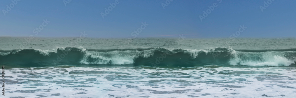 Wellen brechen sich an der Küste, Panoramafoto, XXL
